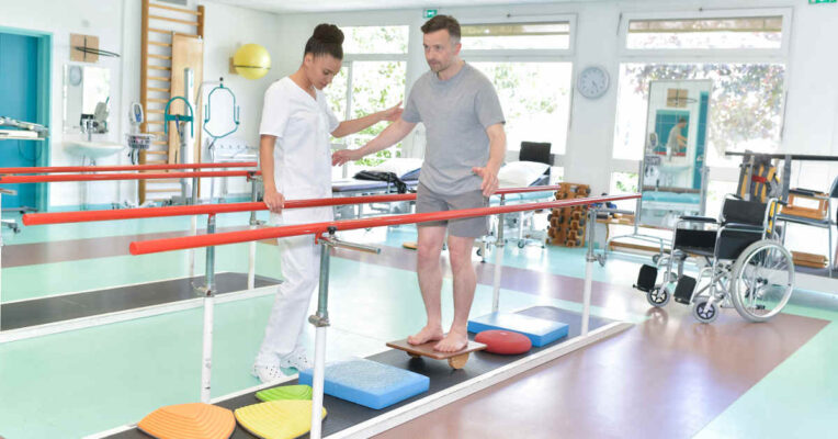 Top trường trung cấp học vật lý trị liệu và phục hồi chức năng